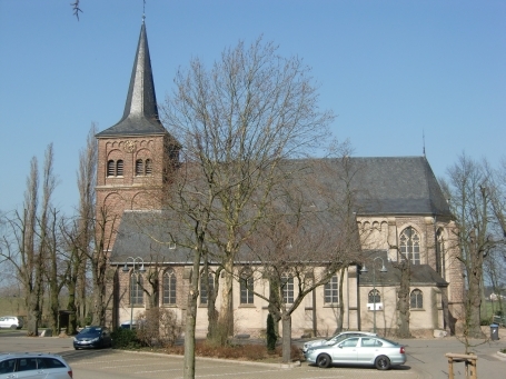 Wesel-Bislich : Pastor-Kühnen-Platz, die Kath. Kirche St. Johannes liegt direkt am Deich